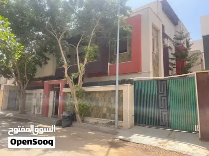 فيلا خليجي بطابقين مع ملحق – فرصة استثنائية